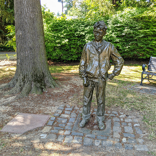 Statue of Henry Huggins